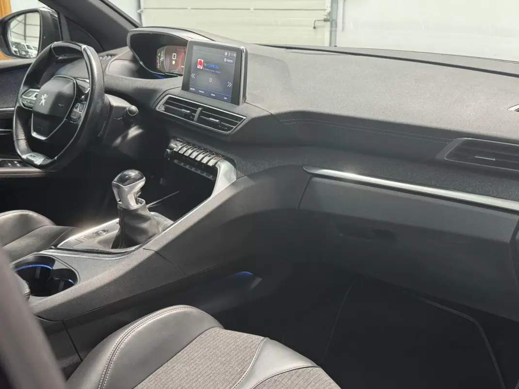 Peugeot 3008 2018 - 16990 EUR, 121000 km - AUTO.MOTO.pt - 121000km - foto 28 de 31