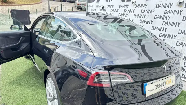 Tesla Model 3 2019 - 25990 EUR, 133000 km - AUTO.MOTO.pt - 133000km - foto 5 de 7