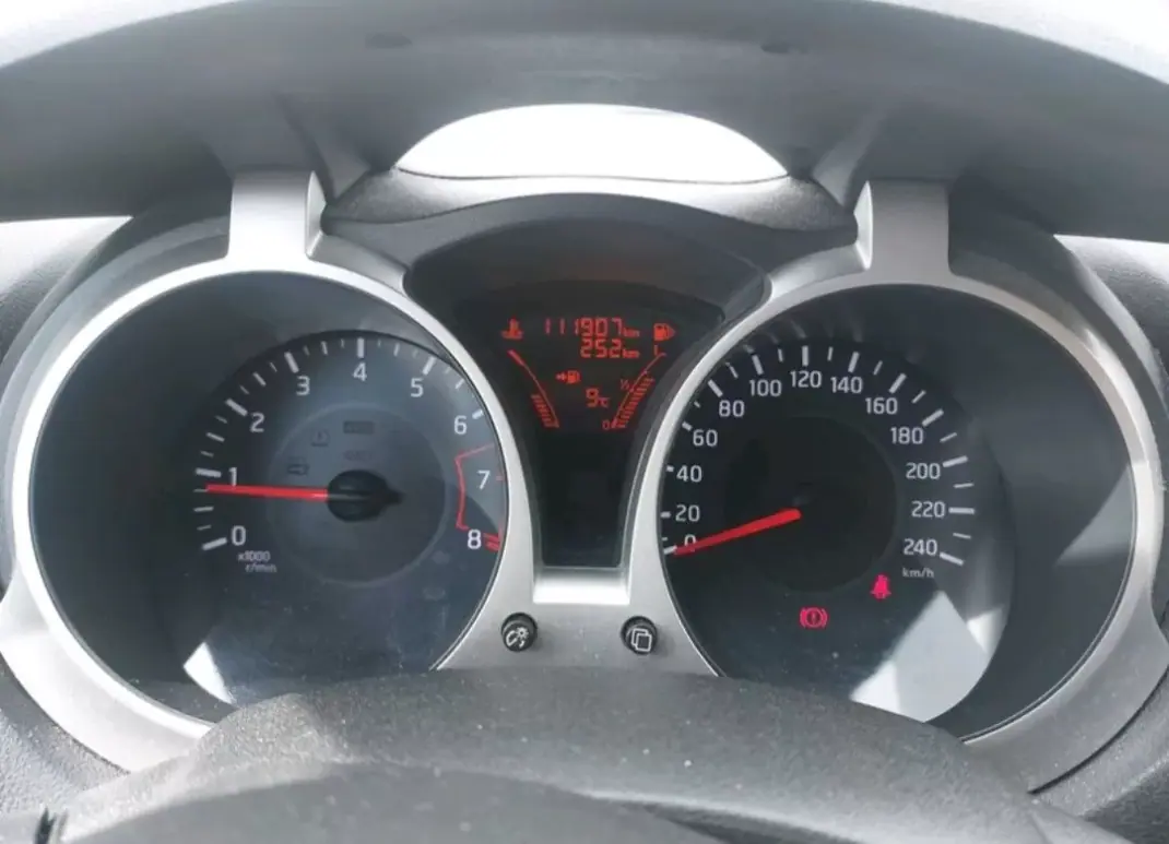 Nissan Juke 2016 - 10900 EUR, 111900 km - AUTO.MOTO.pt - 111900km - foto 6 de 7