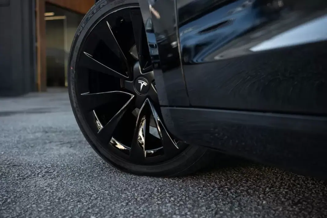 Tesla Model 3 2023 - 32900 EUR, 77000 km - AUTO.MOTO.pt - 77000km - foto 9 de 26