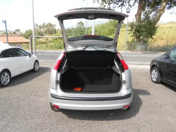 Ford Focus 2006 - 4900 EUR, 212608 km - AUTO.MOTO.pt - 212608km - foto 7 de 12