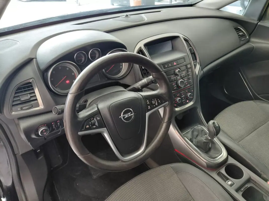 Opel Astra 2010 - 6900 EUR, 212000 km - AUTO.MOTO.pt - 212000km - foto 10 de 20