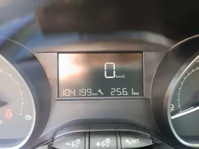 Peugeot 208 2019 - 11900 EUR, 104199 km - AUTO.MOTO.pt - 104199km - foto 13 de 26