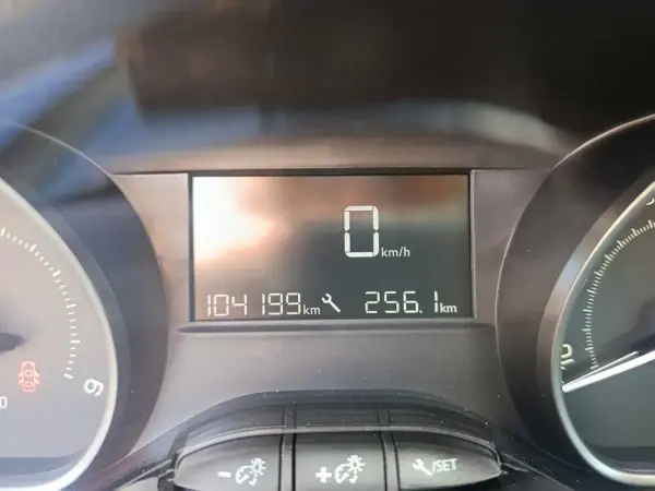 Peugeot 208 2019 - 11900 EUR, 104199 km - AUTO.MOTO.pt - 104199km - foto 13 de 26