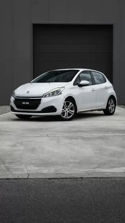 Peugeot 208 2015 - 9500 EUR, 210000 km - AUTO.MOTO.pt - 210000km - foto 20 de 25