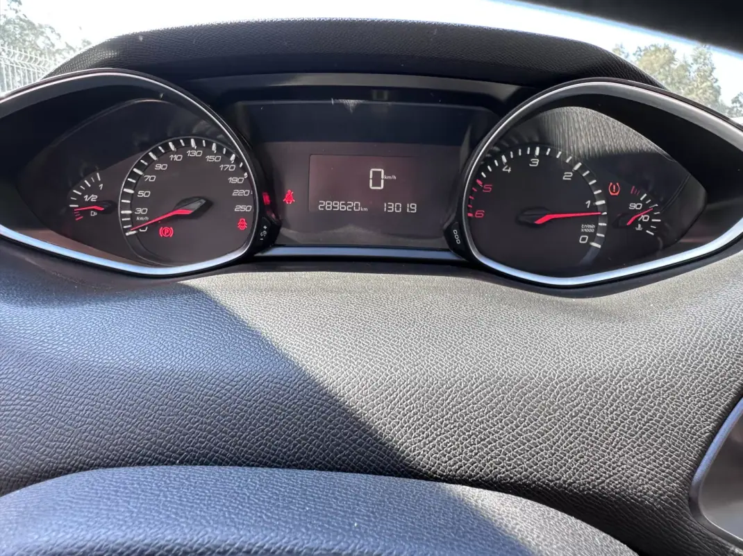 Peugeot 308 2018 - 12500 EUR, 280000 km - AUTO.MOTO.pt - 280000km - foto 15 de 32