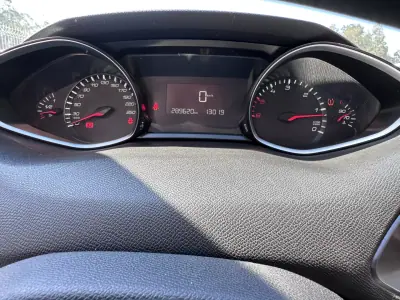 Peugeot 308 2018 - 12500 EUR, 280000 km - AUTO.MOTO.pt - 280000km - foto 15 de 32