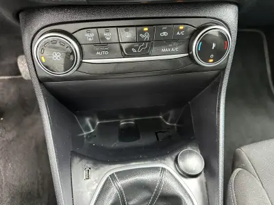 Ford Fiesta 2022 - 12900 EUR, 120000 km - AUTO.MOTO.pt - 120000km - foto 46 de 57