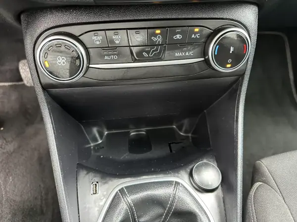 Ford Fiesta 2022 - 12900 EUR, 120000 km - AUTO.MOTO.pt - 120000km - foto 46 de 57