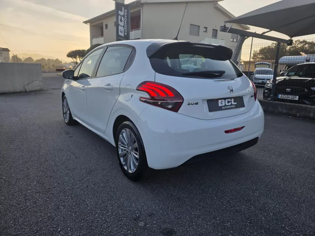 Peugeot 208 2016 - 13990 EUR, 163000 km - AUTO.MOTO.pt - 163000km - foto 6 de 31