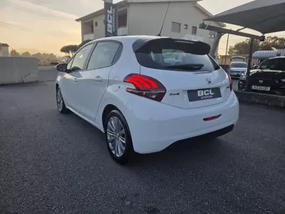 Peugeot 208 2016 - 13990 EUR, 163000 km - AUTO.MOTO.pt - 163000km - foto 6 de 31