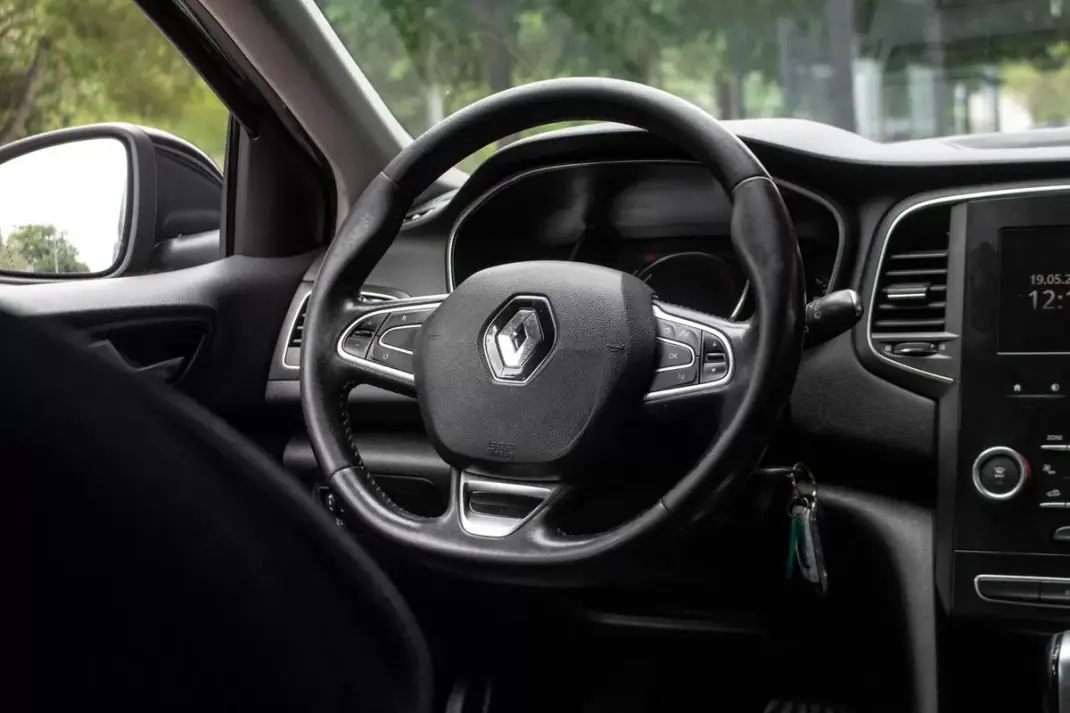 Renault Mégane Sport Tourer 2018 - 9990 EUR, 330112 km - AUTO.MOTO.pt - 330112km - foto 30 de 38