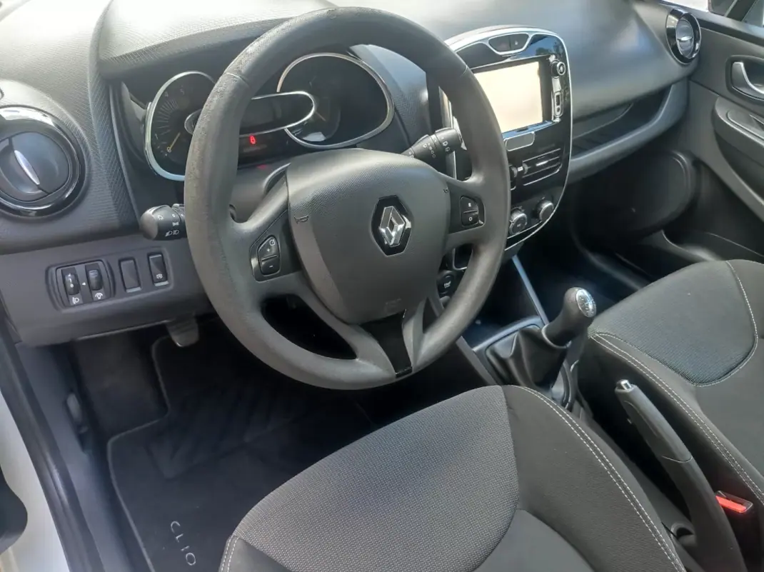 Renault Clio Sport Tourer 2015 - 7990 EUR, 185000 km - AUTO.MOTO.pt - 185000km - foto 10 de 11