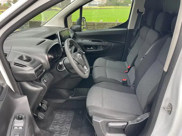 Opel COMBO 2022 - 13450 EUR, 90000 km - AUTO.MOTO.pt - 90000km - foto 18 de 37