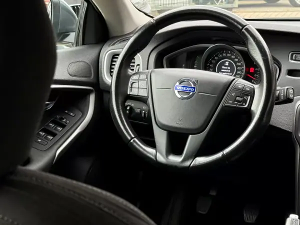 Volvo V40 2018 - 16850 EUR, 87000 km - AUTO.MOTO.pt - 87000km - foto 6 de 16