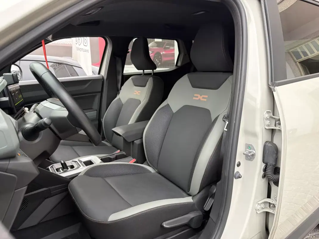 Dacia Duster 2025 - 22990 EUR, 28192 km - 28192km - foto 6 de 14