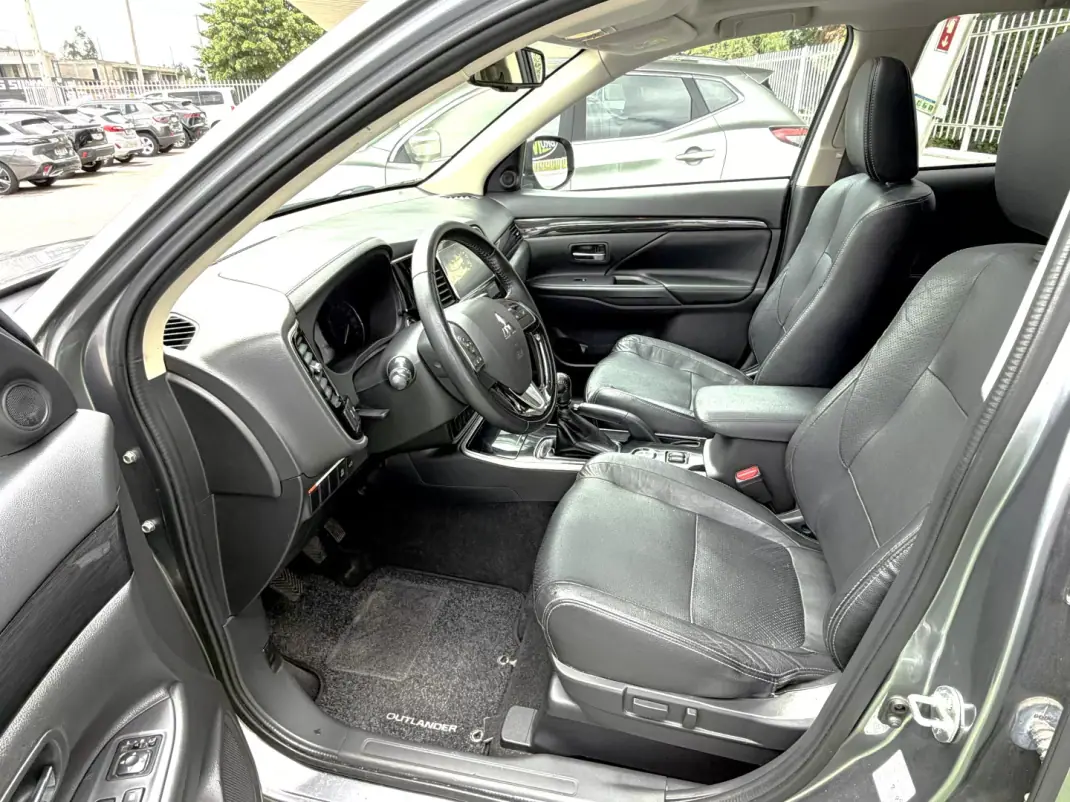 Mitsubishi Outlander 2018 - 17900 EUR, 129355 km - AUTO.MOTO.pt - 129355km - foto 8 de 24