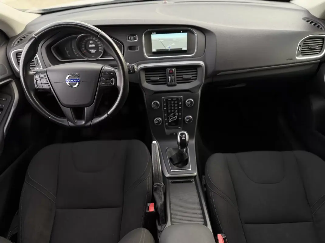 Volvo V40 2015 - 12450 EUR, 143090 km - AUTO.MOTO.pt - 143090km - foto 9 de 20