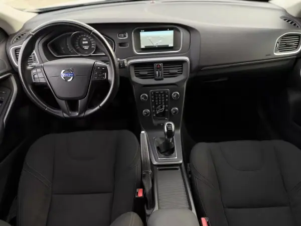 Volvo V40 2015 - 12450 EUR, 143090 km - AUTO.MOTO.pt - 143090km - foto 9 de 20