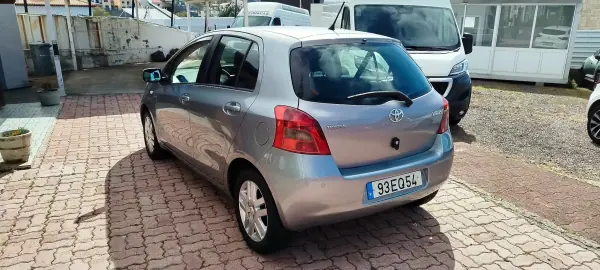 Toyota Yaris 2017 - 6950 EUR, 221000 km - AUTO.MOTO.pt - 221000km - foto 4 de 13