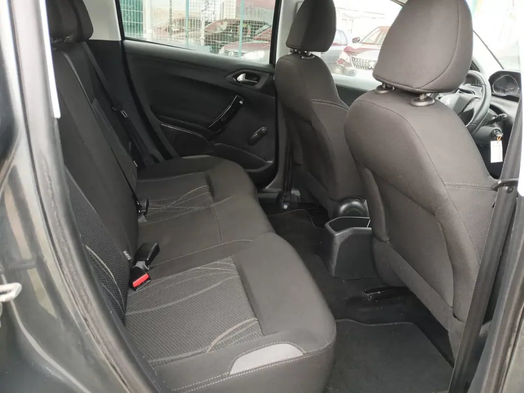 Peugeot 208 2015 - 7450 EUR, 116512 km - AUTO.MOTO.pt - 116512km - foto 18 de 23