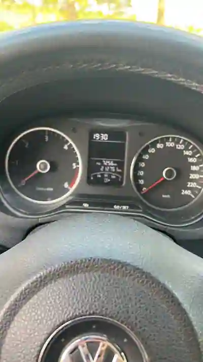 Volkswagen Polo 2012 - 4500 EUR, 212000 km - AUTO.MOTO.pt - 212000km - foto 6 de 9