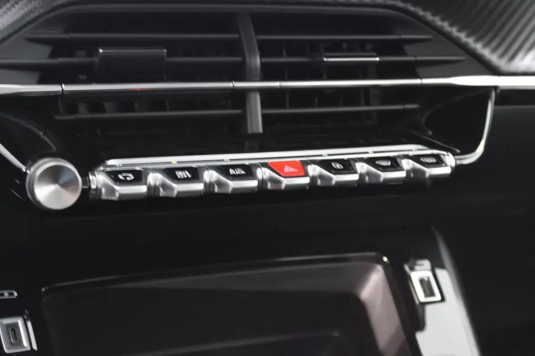 Peugeot 2008 2021 - 18700 EUR, 48176 km - AUTO.MOTO.pt - 48176km - foto 27 de 32