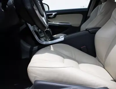 Volvo V60 2013 - 12500 EUR, 242000 km - AUTO.MOTO.pt - 242000km - foto 13 de 45