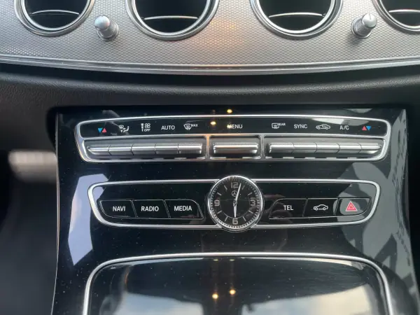 Mercedes-Benz E 220 2018 - 27900 EUR, 146000 km - AUTO.MOTO.pt - 146000km - foto 12 de 16