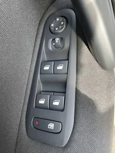 Peugeot 308 2021 - 15200 EUR, 92693 km - AUTO.MOTO.pt - 92693km - foto 7 de 24