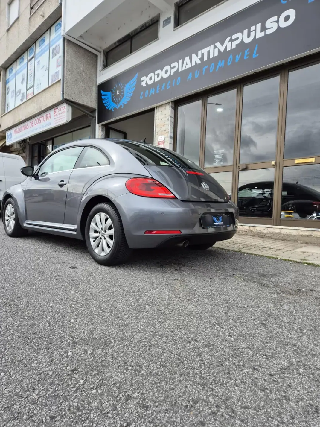 Volkswagen New Beetle 2013 - 13950 EUR, 142000 km - AUTO.MOTO.pt - 142000km - foto 4 de 34