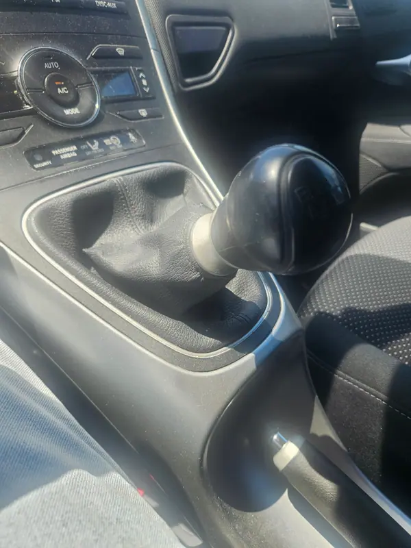 Toyota Auris 2012 - 9000 EUR, 130000 km - AUTO.MOTO.pt - 130000km - foto 7 de 13