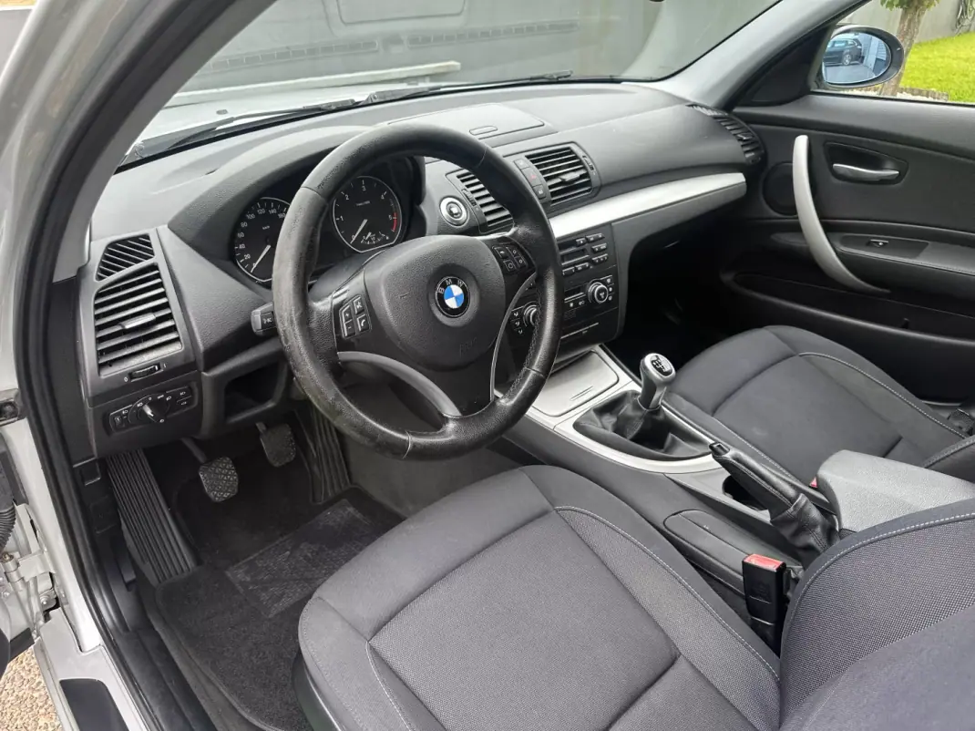 BMW 118 2009 - 8900 EUR, 184000 km - AUTO.MOTO.pt - 184000km - foto 26 de 55
