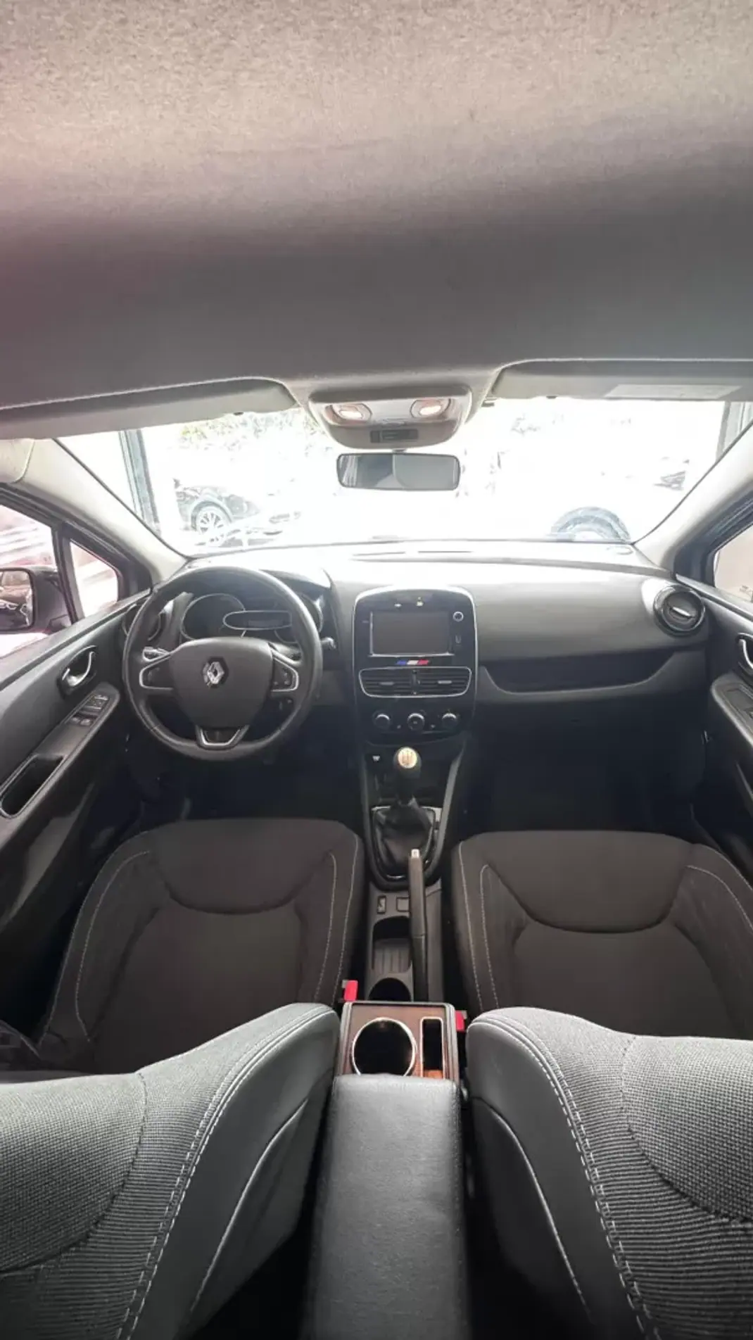 Renault Clio Sport Tourer 2019 - 9900 EUR, 178000 km - AUTO.MOTO.pt - 178000km - foto 8 de 12