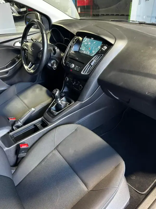 Ford Focus 2018 - 9900 EUR, 71250 km - AUTO.MOTO.pt - 71250km - foto 24 de 27