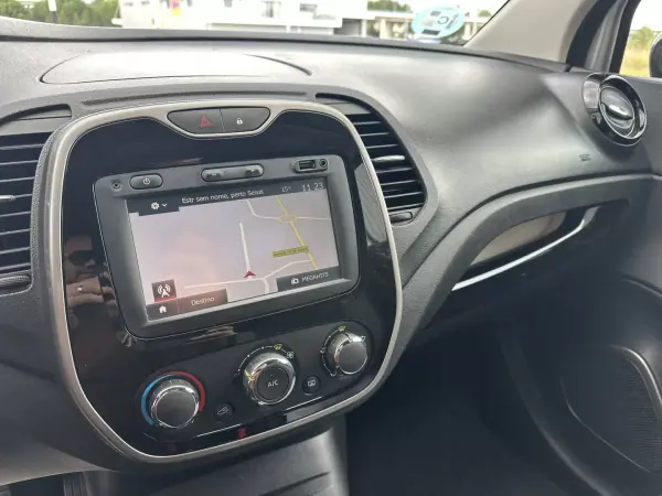 Renault Captur 2016 - 12990 EUR, 143000 km - AUTO.MOTO.pt - 143000km - foto 14 de 15