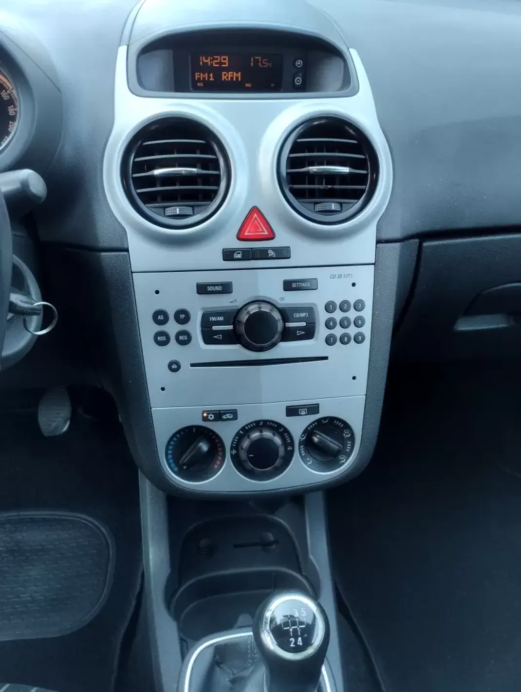 Opel Corsa 2010 - 5000 EUR, 240000 km - AUTO.MOTO.pt - 240000km - foto 22 de 24