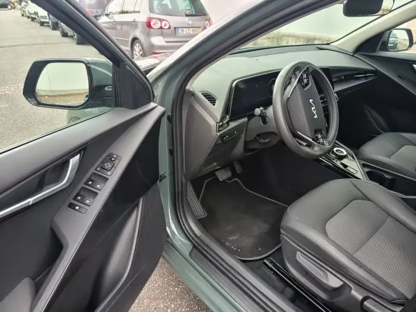 Kia Niro EV 2024 - 27990 EUR, 57400 km - AUTO.MOTO.pt - 57400km - foto 16 de 20
