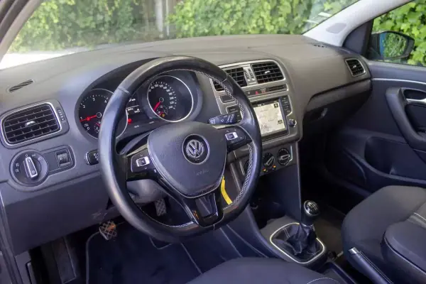 Volkswagen Polo 2015 - 10500 EUR, 123600 km - AUTO.MOTO.pt - 123600km - foto 11 de 16