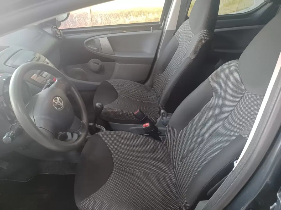 Toyota Aygo 2011 - 6790 EUR, 110561 km - AUTO.MOTO.pt - 110561km - foto 12 de 33