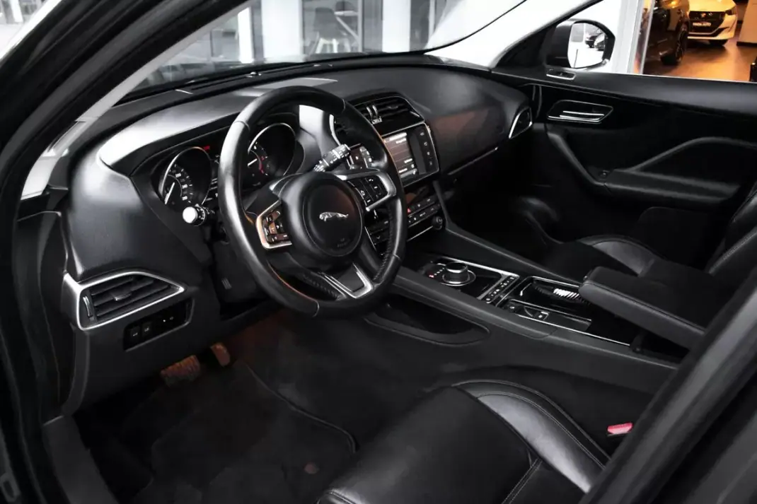 Jaguar F-Pace 2018 - 22990 EUR, 155156 km - 155156km - foto 25 de 48