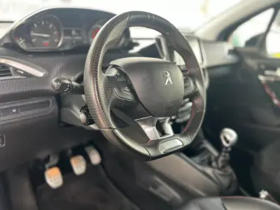 Peugeot 208 2018 - 13500 EUR, 41987 km - AUTO.MOTO.pt - 41987km - foto 16 de 18