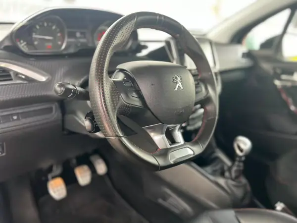 Peugeot 208 2018 - 13500 EUR, 41987 km - AUTO.MOTO.pt - 41987km - foto 16 de 18