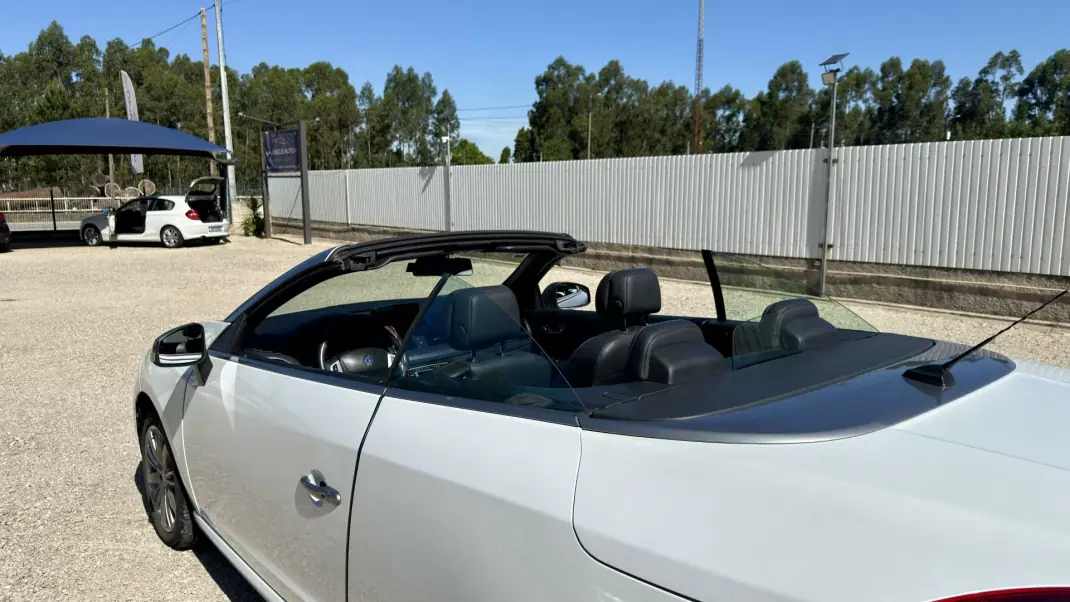 Renault Mégane Cabrio 2012 - 11800 EUR, 182000 km - AUTO.MOTO.pt - 182000km - foto 12 de 38