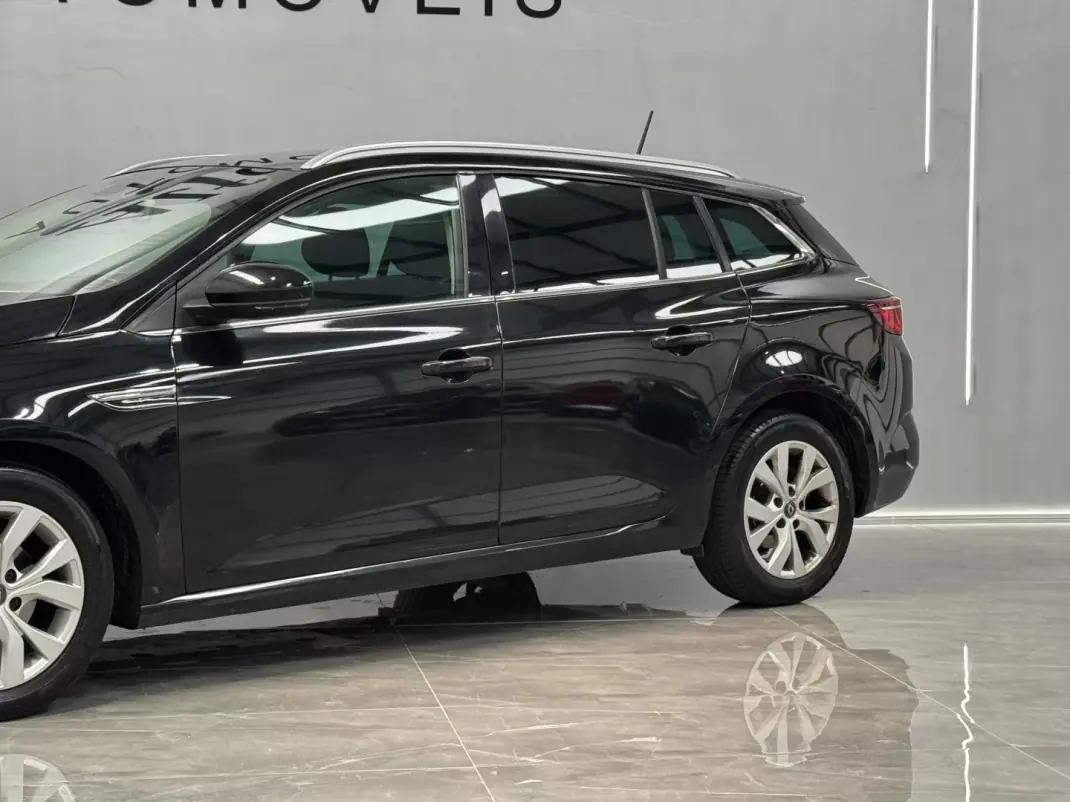 Renault Mégane Sport Tourer 2020 - 15990 EUR, 80000 km - AUTO.MOTO.pt - 80000km - foto 14 de 26