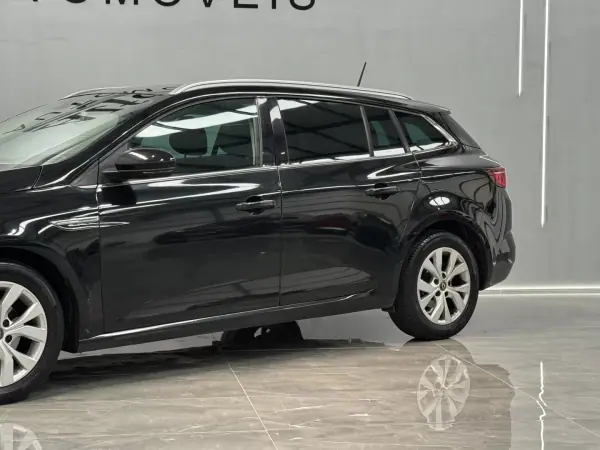 Renault Mégane Sport Tourer 2020 - 15990 EUR, 80000 km - AUTO.MOTO.pt - 80000km - foto 14 de 26