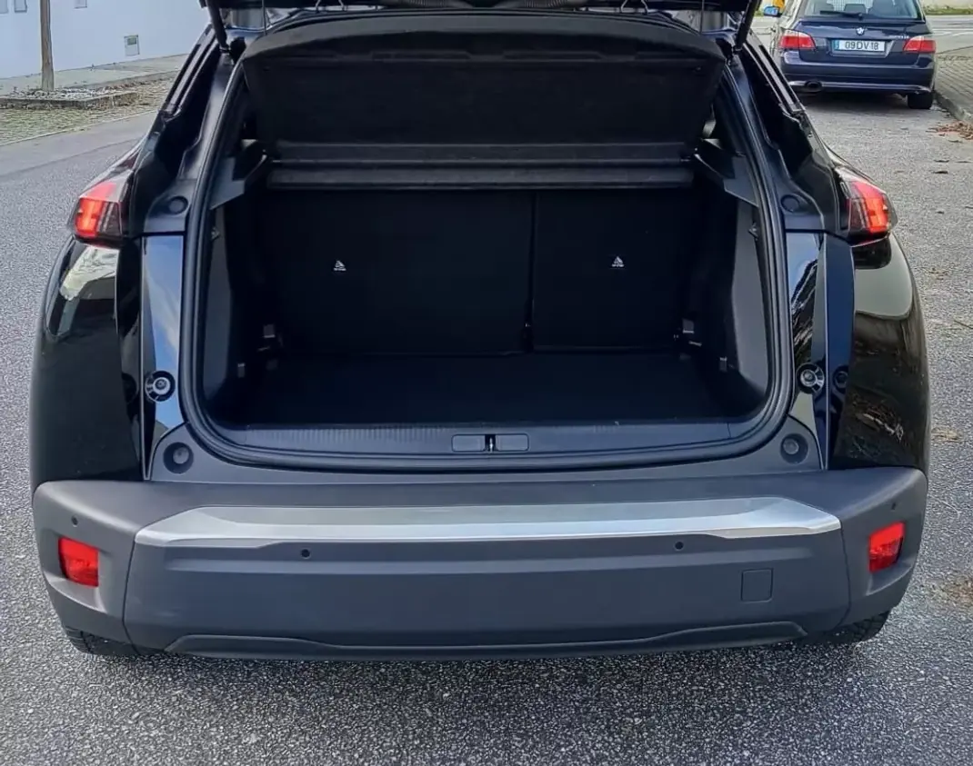 Peugeot e-2008 2022 - 17990 EUR, 70100 km - AUTO.MOTO.pt - 70100km - foto 8 de 19