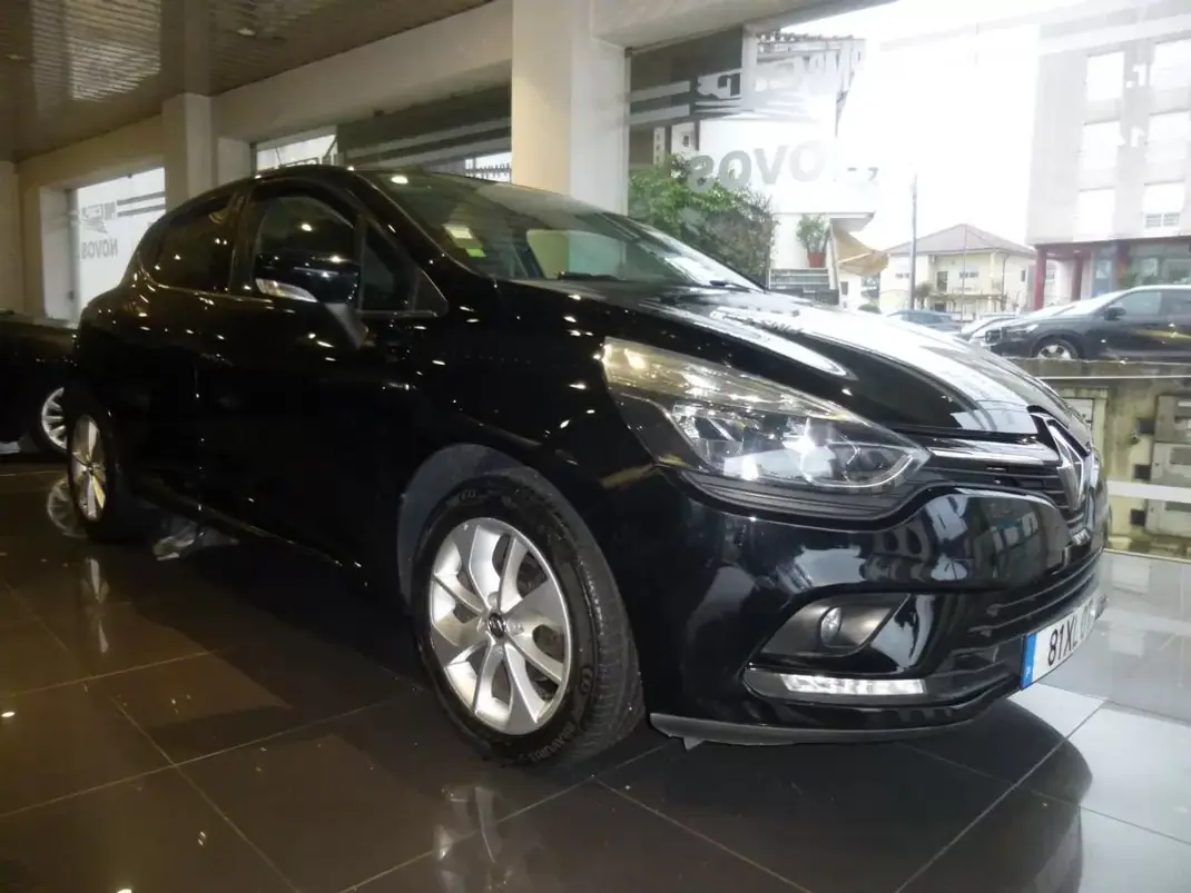 Renault Clio 2019 - 11700 EUR, 116904 km - AUTO.MOTO.pt - 116904km - foto 1 de 32