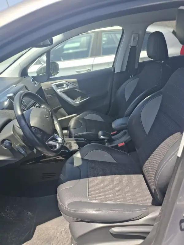 Peugeot 2008 2019 - 14950 EUR, 130100 km - AUTO.MOTO.pt - 130100km - foto 11 de 15