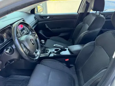 Renault Mégane Sport Tourer 2017 - 9650 EUR, 196121 km - AUTO.MOTO.pt - 196121km - foto 15 de 22